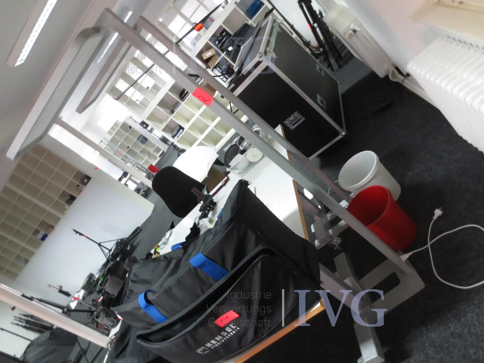 LED-Büro-Stehleuchte EMSLICHT